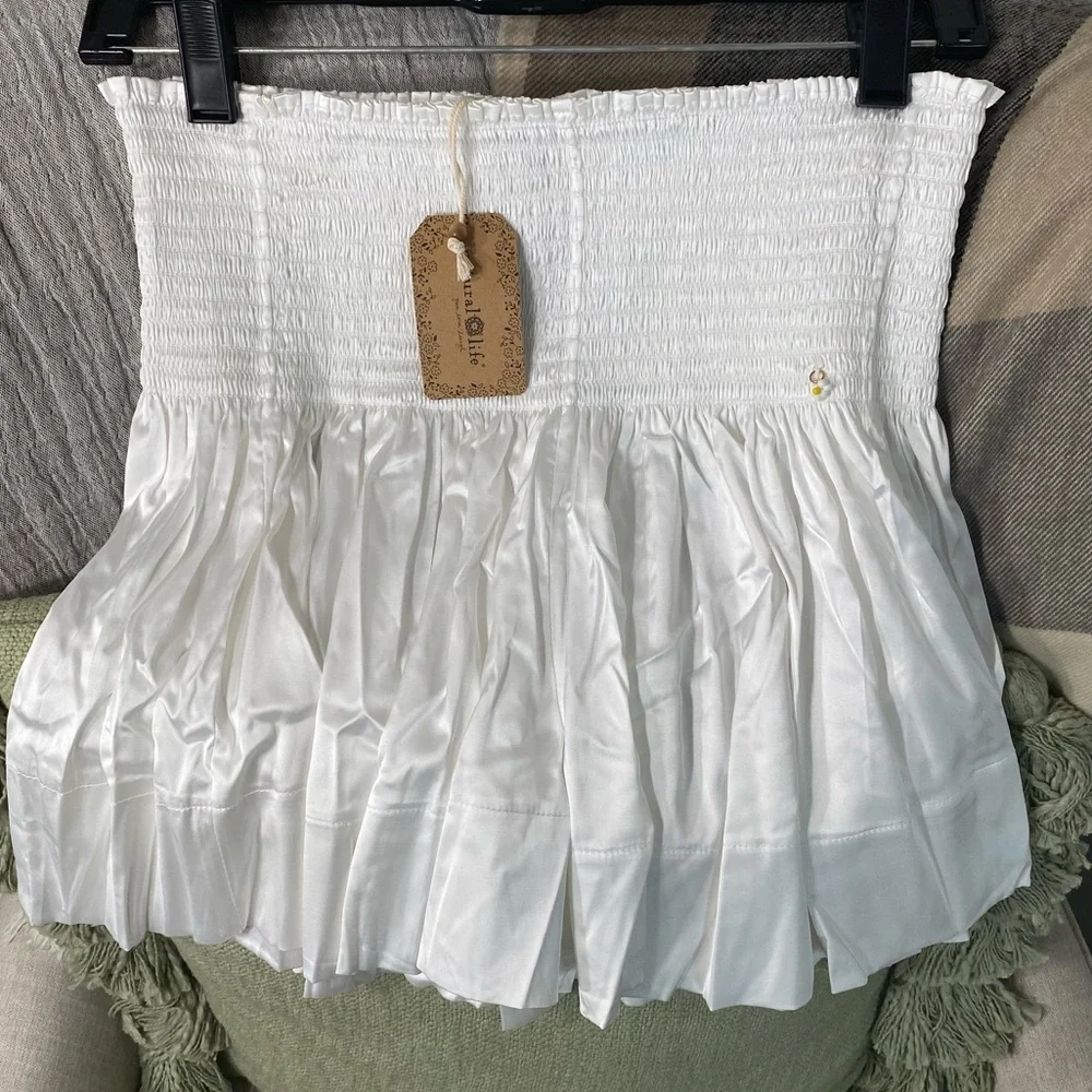 NWT Natural Life Daisy Skort Shorts Medium White Smocked Waist Shiny Lightweight - Picture 7 of 9